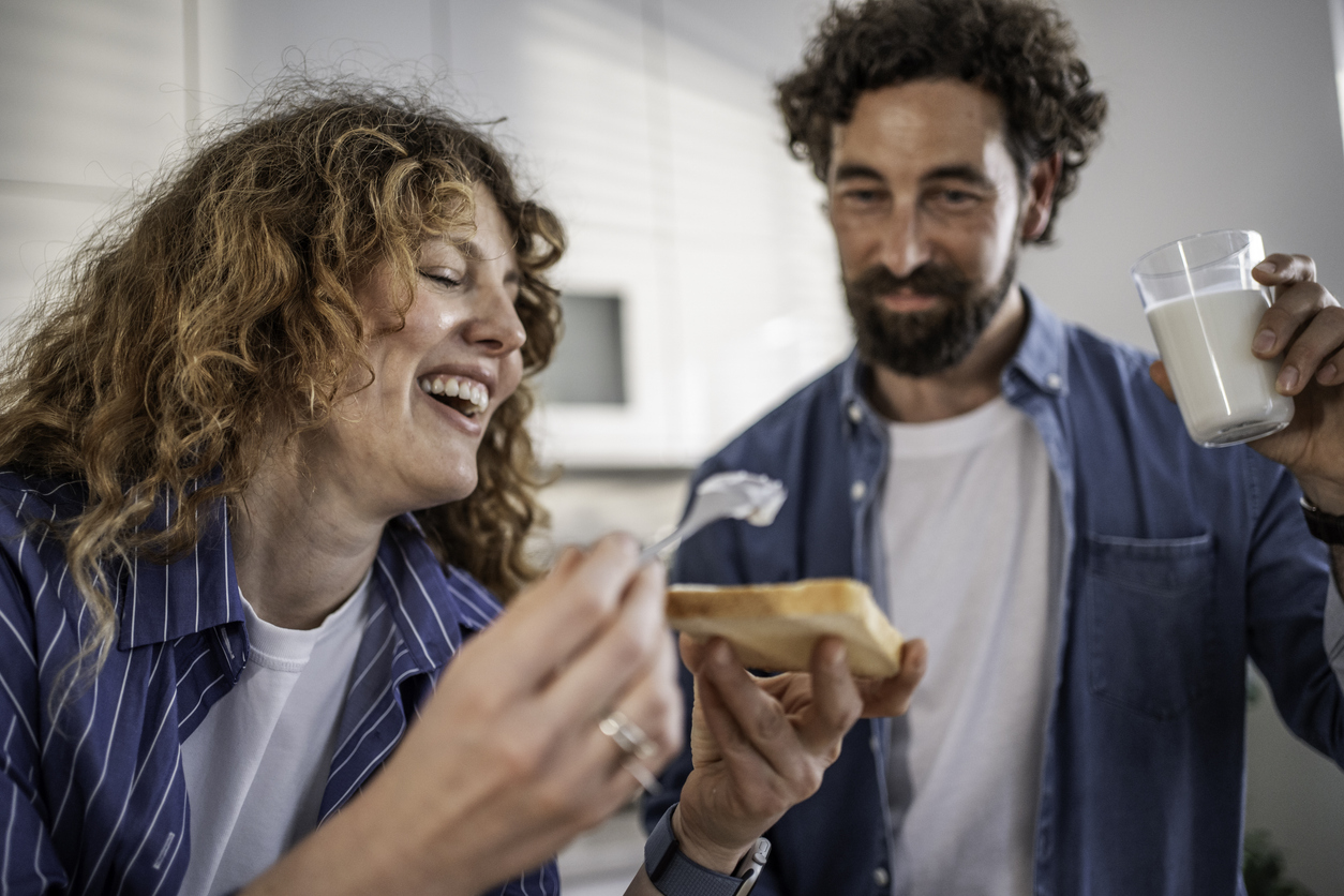 Paar beim gemeinsamen Frühstück – Cholesterin-Dauermedikation bequem online bestellt