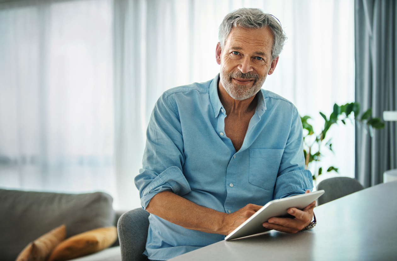Entspannter Mann mit Tablet zu Hause &ndash; Diabetes-Dauermedikation bequem online bestellt