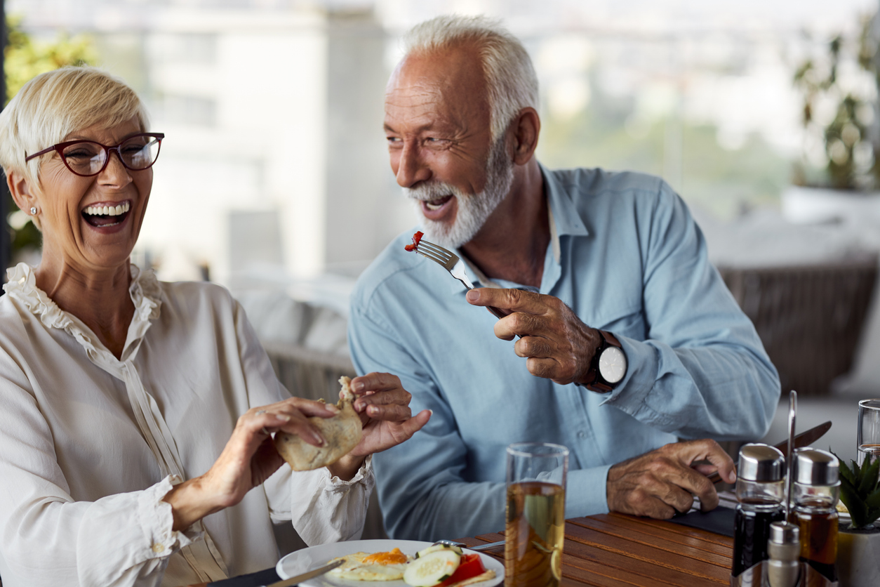Paar beim gemeinsamen Fr&uuml;hst&uuml;ck &ndash; Cholesterin-Dauermedikation bequem online bestellt