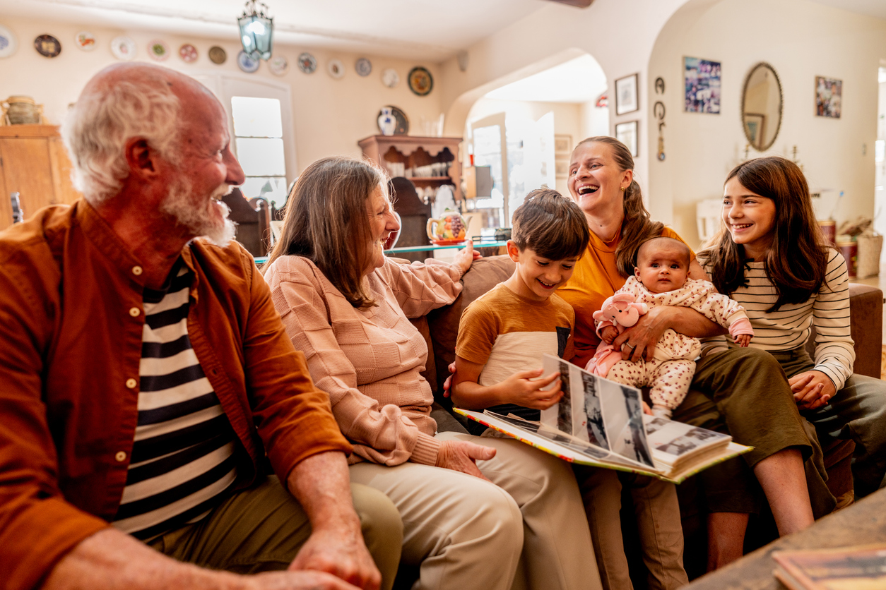 Drei Generationen einer Familie zu Hause &ndash; Dauermedikation f&uuml;r die ganze Familie bequem online bestellt